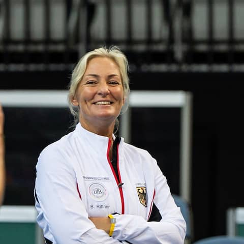 Barbara Rittner schaut lächelnd zu Angelique Kerber (unscharf)