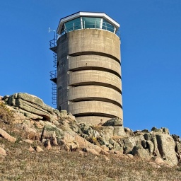 Ein Aussichtsturm aus Beton auf der Insel Jersey