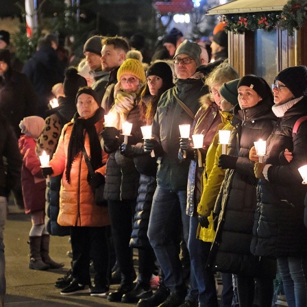 Menschenkette zum Gedenken an die Opfer und Betroffenen des Anschlags auf dem Magdeburger Weihnachtsmarkt.