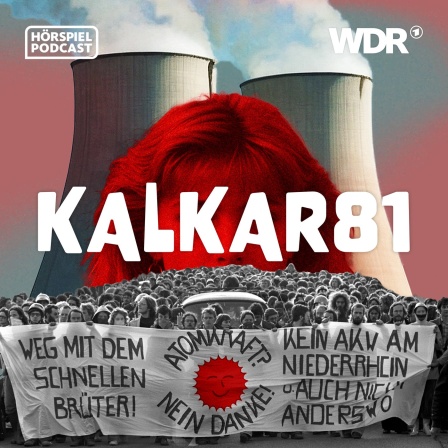 Podcastcover Kalkar 81: Eine Frau vor zwei Kraftwerken, davor Anti-Atomkraftwerk-Proteste.