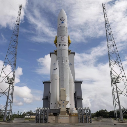 Die europäische Trägerrakete Ariane 6 steht auf der Startrampe des europäischen Weltraumbahnhofs in Französisch-Guayana.