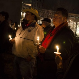 Menschen erinnern mit Kerzen in Denver, Colorado, am 150. Jahrestag an das Sand-Creek-Massaker.