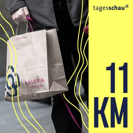 Ein Mann trägt eine Papiertasche mit dem Logo der Kaufhauskette Galeria Karstadt Kaufhof in der Kölner Innenstadt.