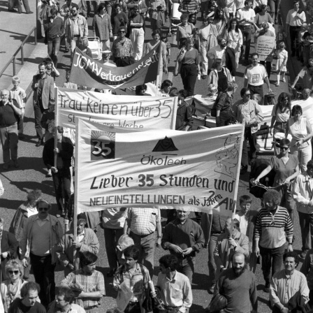 Demonstranten fordern bei einer Maikundgebung 1990 die 35-Stunden-Woche.