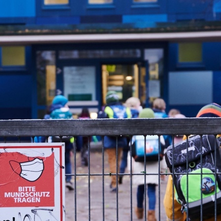 "Bitte Mundschutz tragen" steht am Eingang zu einer Grundschule in Berlin-Friedrichshain