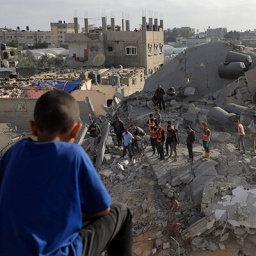 Ein Junge blickt auf zerstörte Gebäude in Rafah im Gazastreifen (21.04.2024)