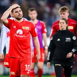 Union Berlins Kevin Volland (l) reagiert nach dem Spiel gegen den FC Augsburg unzufrieden. (Bild: Tom Weller/dpa)