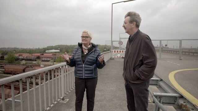 Martina Oertzen besichtigt die sanierungsbedürftige Decatur-Brücke.