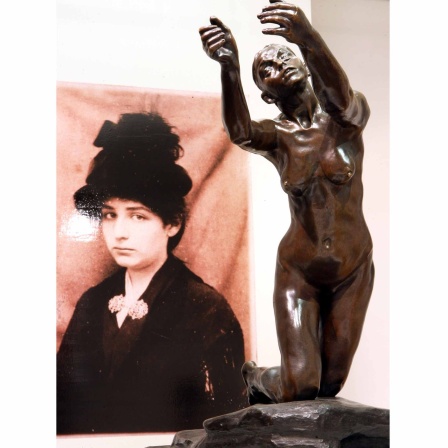 Skulptur "Die Flehende" und eine Fotografie von Camille Claudel