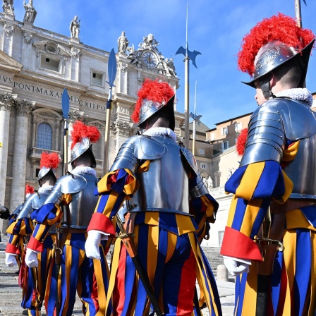 Schweizergardisten kommen auf dem Petersplatz vor den Petersdom fuer den 'Urbi Et Orbi'-Segen von Papst Franziskus I. zusammen.