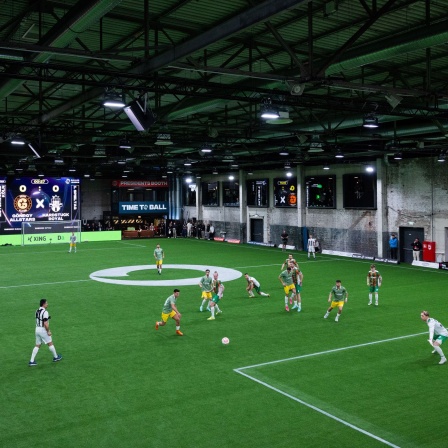 Die Teams von Gönrgy Allstars und Hardstuck Royal treffen im ersten Spiel der Baller League in der Motorworld aufeinander.