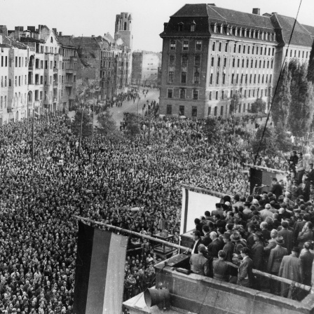 Kundgebung am 8. Oktober 1949 vor dem Rathaus Schöneberg in West-Berlin für freie Wahlen in ganz Berlin und für ein demokratisches Europa. Anlass war die Verkündung der Staatsgründung der DDR am Vortag.