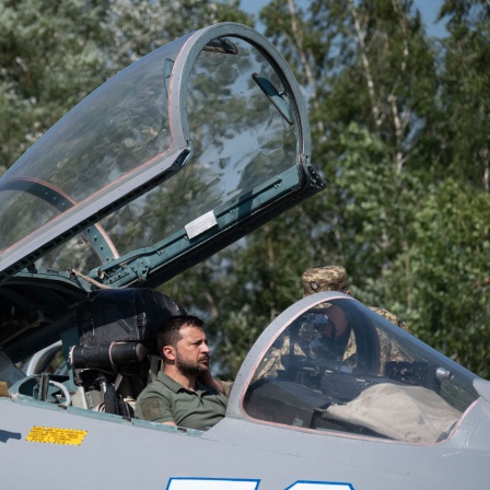 Präsident Wolodymyr Selenskyj besucht Soldaten der ukrainischen Luftwaffe am 06.08.2023 