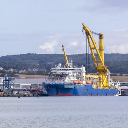 Das russische Pipeline-Verlegeschiff "Akademik Cherskiy" wird für den Weiterbau der Ostsee-Pieline "Nordstream II" im Fährhafen Mukran auf Rügen ( Landkreis Vorpommern-Rügen) vorbereitet. Das russische Verlegeschiff soll die restlichen 160 Kilometer P