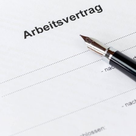 Ein Füller liegt auf einem Arbeitsvertrag
