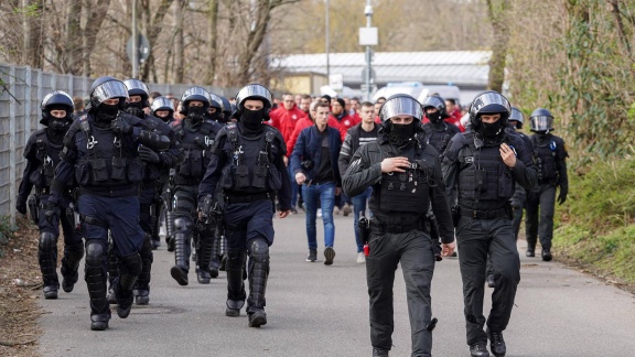 Mittagsmagazin - Angespanntes Verhältnis Zwischen Fußballfans Und Polizei