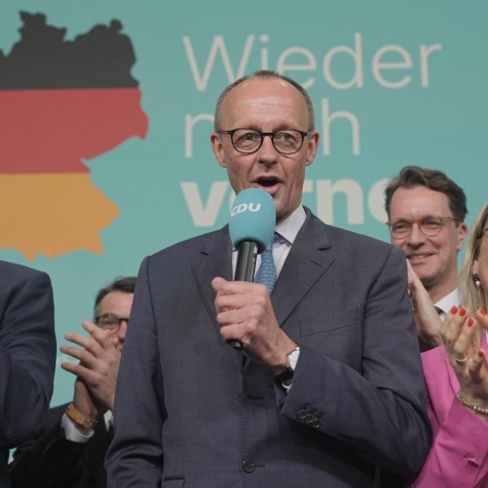Friedrich Merz (CDU), Parteivorsitzender und Kanzlerkandidat, spricht neben Markus Söder, Ministerpräsident von Bayern und CSU-Vorsitzender, und Christina Stumpp, stellvertretende CDU-Generalsekretärin, im Konrad-Adenauer-Haus.