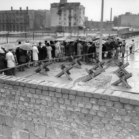 Fußgängerschlange am Grenzübergang Oberbaumbrücke (Kreuzberg/Friedrichshain) nach Inkrafttreten der zeitweiligen Regelung über den Besuchs- und Transitverkehr zwischen DDR und Bundesrepublik am 29. März 1972.