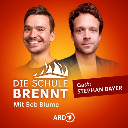 Stephan Bayer und Bob Blume auf dem Podcast-Cover von &#034;Die Schule brennt - Mit Bob Blume&#034;
