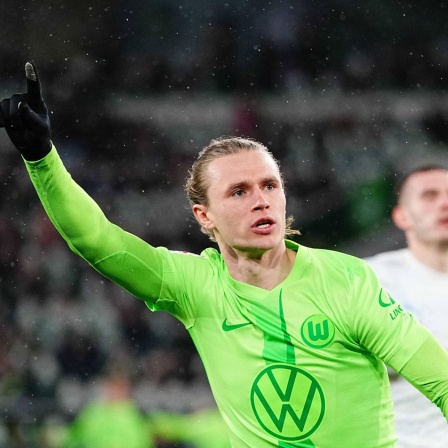 Wolfsburgs Patrick Wimmer bejubelt seinen Treffer