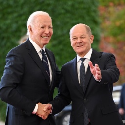 US-Präsident Joe Biden schüttelt Bundeskanzler Olaf Scholz in Berlin die Hand.