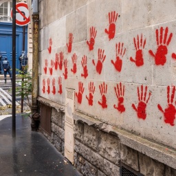 Rote Handabdrücke an dem Shoa Memorial in Paris