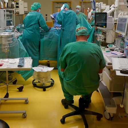 Blick in einen OP-Saal während einer Operation