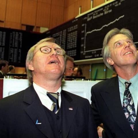 Die beiden Vorstandsmitglieder Gerhard Schmid (MobilCom, l) und Heinz Kenkmann (Bertrandt AG) beobachten am 10.3.1997 in der Frankfurter Wertpapierbörse die Erstnotierung ihrer Unternehmen.