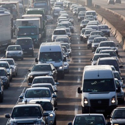 Auf der A5 bei Frankfurt stauen sich Autos.