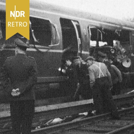 Untersuchungsarbeiten an der Unglückstelle des S-Bahn-Unglücks am Berliner Tor, Hamburg, 1961.