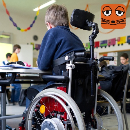 Junge im Rollstuhl im Unterricht