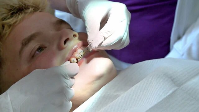 Junge bekommt eine Zahnspange