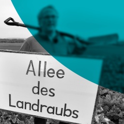 Beitragsbild des ARD radiofeature - Landraub in Deutschland zeigt einen Landwirt mit Protestschild mit der Aufschrift "Allee des Landraubs".