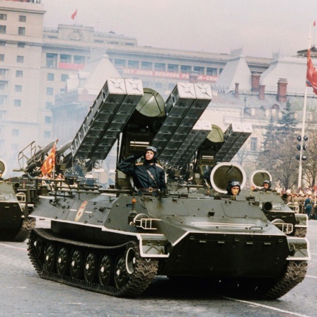 Panzerfahrzeuge mit fernlenkbaren Raketen bei einer Militärparade auf dem Roten Platz in Moskau am 09. Mai 1987 zum Tag des Sieges über Hitler-Deutschland 1945.