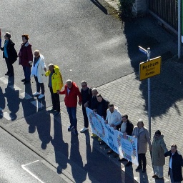 Teilnehmer einer Kundgebung für Demokratie und gegen die AfD bilden Menschenkette zwischen Bochum und Herne. 