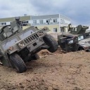 Gepanzerte ukrainische Militärfahrzeuge, die in einem Krater in der Erde feststecken, Ukraine, Belgorod, 23. Mai 2023.