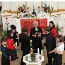 Jugendliche erhalten in einem Gottesdienst ihre Konfirmation