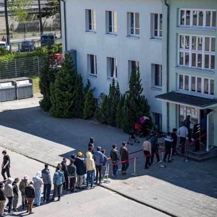 Migranten stehen in einer Schlange in der Erstaufnahme-Einrichtungen (EAE) des Landes Brandenburg in Eisenhüttenstadt.