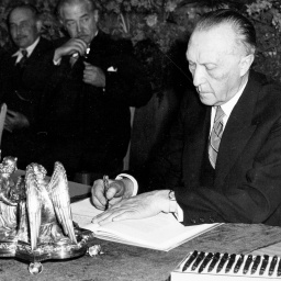 Der Präsidente des Parlamentarischen Rates, Dr. Konrad Adenauer, bei der Unterzeichnung des Grundgesetzes am 23. Mai 1949 um 17 Uhr in Bonn