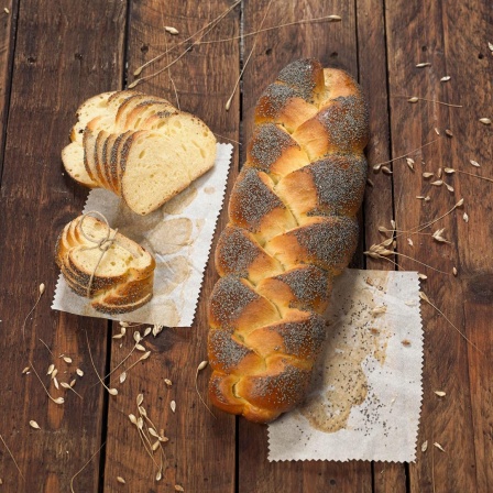Das traditionelle Hefebrot Challah liegt auf einem Tisch.