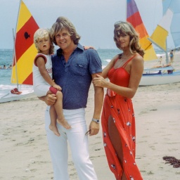 Howard Carpendale mit seiner Frau Claudia und Sohn Wayne im Urlaub Ende der 1970er Jahre.