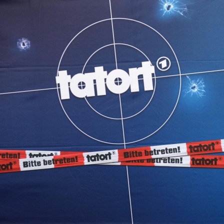 Das "Tatort"-Logo und Absperrbanderolen bei Dreharbeiten zum Freiburg-"Tatort" mit Heike Makatsch