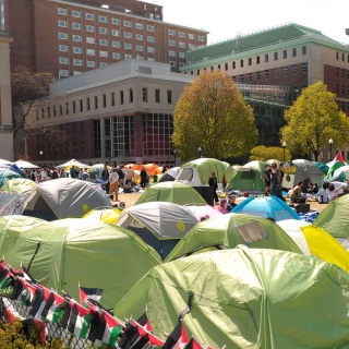 bunte Zelte stehen auf dem Campus der Columbia Universität in New York für Palästina 
