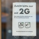 2G-Regel in Leipzig, Hinweise auf die 2G-Regel an einer Ladentür