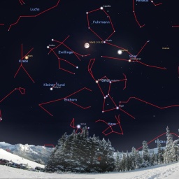 Das Bild zeigt eine Winterlandschaft in den Bergen bei Nacht. In den Sternenhimmel darüber sind in roter Farbe verschiedene Sternbilder eingezeichnet. Auch der Vollmond sowie die Planeten Jupiter und Mars sind zu sehen.