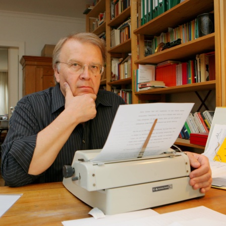 Der Schriftsteller Wilhelm Genazino sitzt in seiner Wohnung in Frankfurt am Main an seiner Schreibmaschine