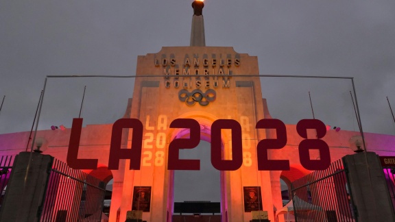 Sportschau - Olympische Flagge In Los Angeles Angekommen