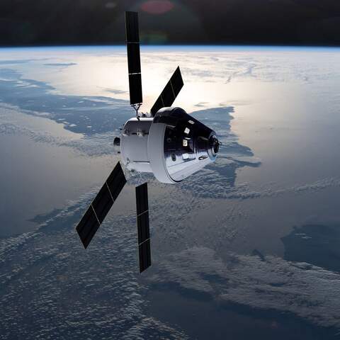 Orion und europäisches Servicemodul umkreisen die Erde