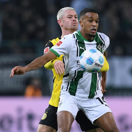 Zweikampf zwischen Gladbachs Alassane Plea und Dortmunds Julian Ryerson