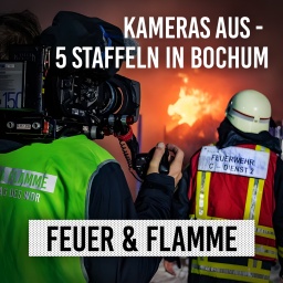 Kameramann filmt Feuerwehrmann von hinten